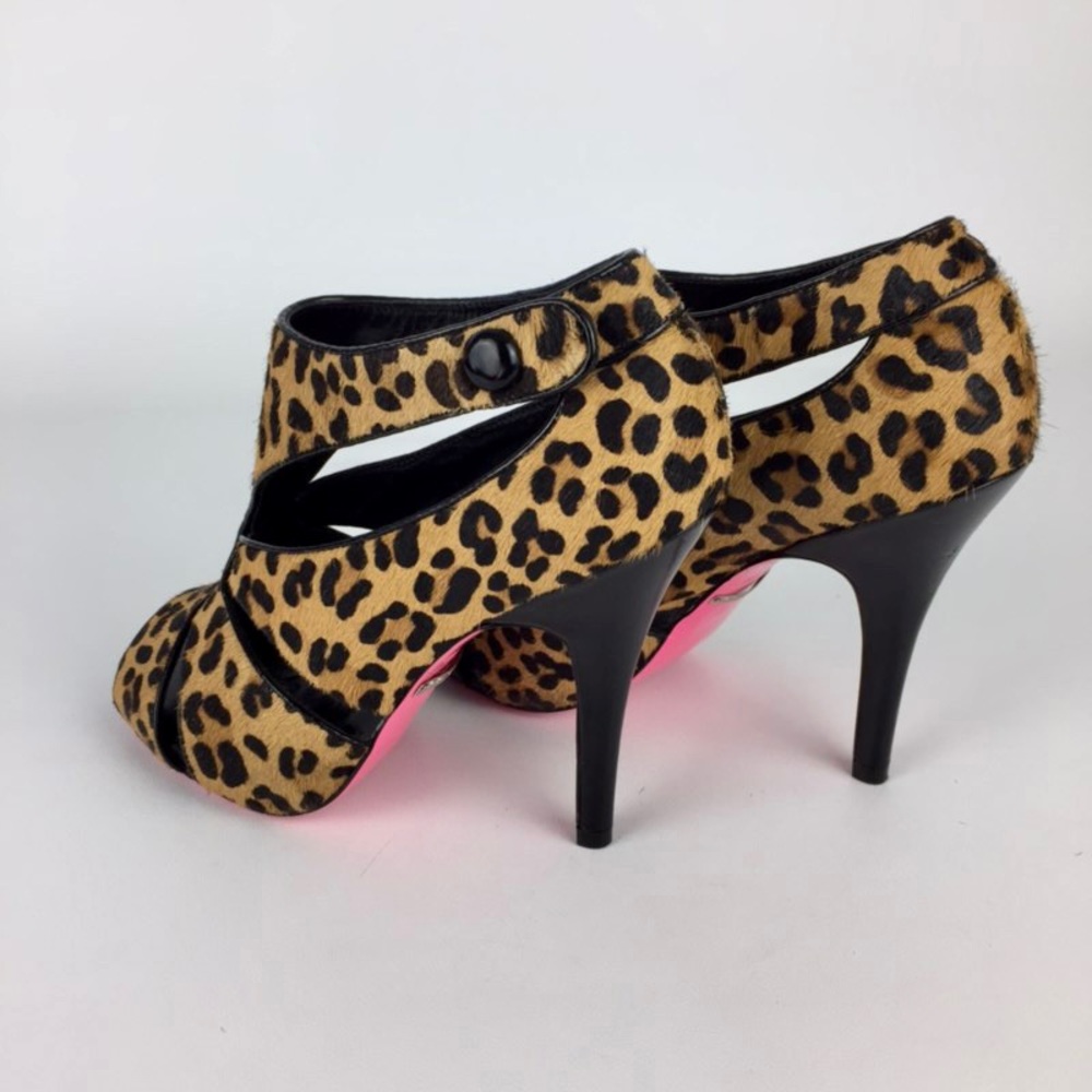 Betsey Johnson Womens Carlos Leopard Calf Hair Pumps Cutout Shooties size 5.5 - Picture 7 of 15